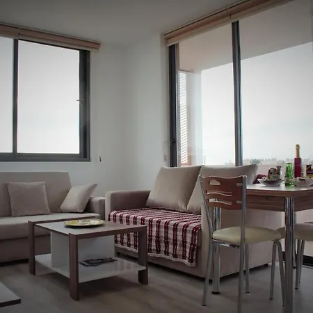 Uptown App & Pool Daily Contactless Check In & Check Out דירה