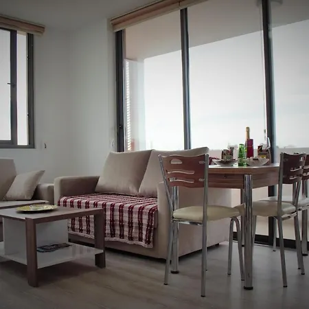 Uptown App & Pool Daily Contactless Check In & Check Out Apartmán