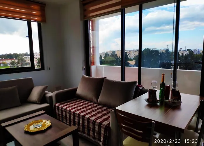 Uptown App & Pool Daily Contactless Check In & Check Out Apartmán *